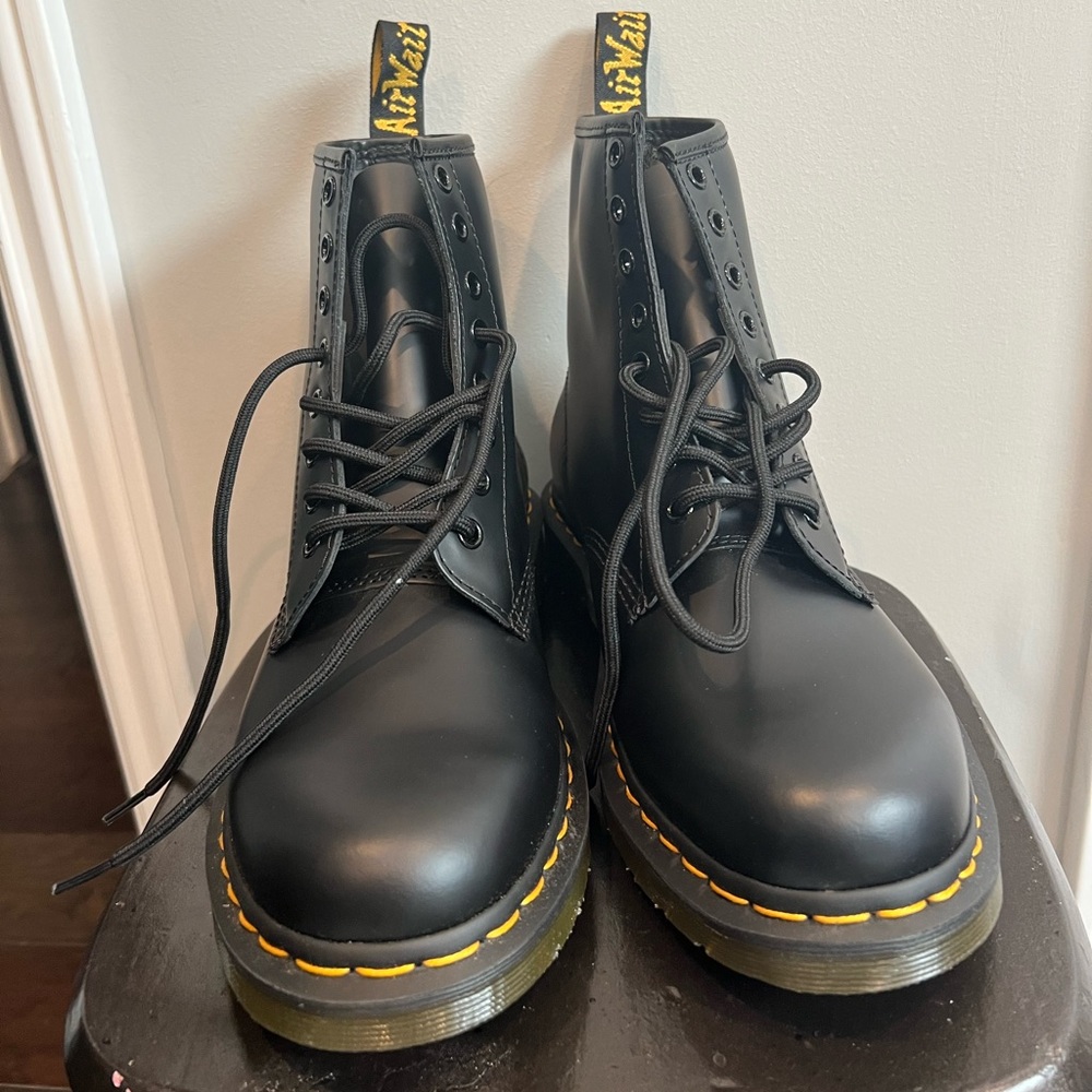 Dr. Martens 1460 LEATHER LACE UP BOOTS Men’s Size 9 (Women's 10)